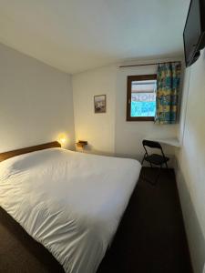 Postel nebo postele na pokoji v ubytování Symp'Hotel
