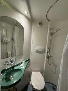 Koupelna v ubytování Symp'Hotel + 5 fotografií