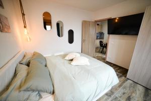 Postel nebo postele na pokoji v ubytování Isula SeaView Apartments