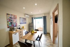 Kuchyň nebo kuchyňský kout v ubytování Isula SeaView Apartments