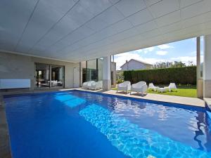 a swimming pool with blue water in a house at Sanxenxo Casa Rial 47 con PISCINA CLIMATIZADA in Sanxenxo