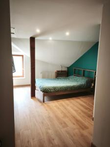 una camera da letto con letto in mansarda di Chambre à louer a Pontivy