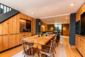 KentにあるOpulent Georgian townhouse overlooking Spencer Squareの木製のテーブルと椅子のあるダイニングルーム