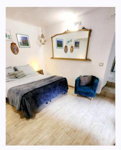 una camera da letto con un letto e una sedia blu di Casa vacanza LA MIA CASETTA SUTRI a Sutri