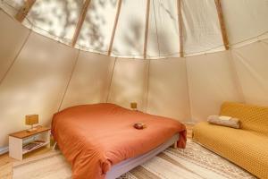 Tipi à Roussillon客房内的一张或多张床位