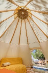 Tipi à Roussillon的休息区