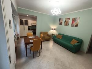 A seating area at City Break Nomentana