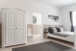 Giường trong phòng chung tại SchaeBu! Apartment 4 Zentral Am Altmarkt