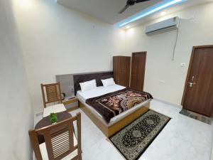 Radha Rani Dham客房内的一张或多张床位