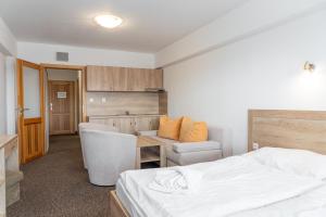 A bed or beds in a room at Hotel Toliar