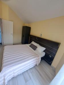Кровать или кровати в номере Apartment 4D