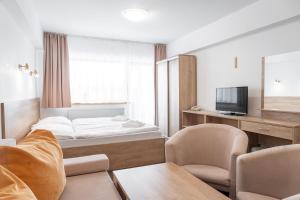 A television and/or entertainment centre at Hotel Toliar