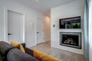 Χώρος καθιστικού στο 851 condo in Bromont Vieux Village mountain view