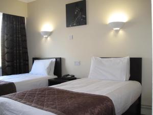 Кровать или кровати в номере Riverside Hotel