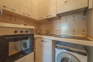 eine Küche mit Waschmaschine und Geschirrspüler in der Unterkunft Nel cuore di Rio Marina in Rio Marina + 7 Fotos