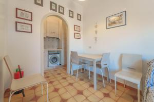 eine Küche und ein Esszimmer mit Tisch und Stühlen in der Unterkunft Nel cuore di Rio Marina in Rio Marina