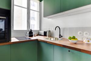 Kuchyň nebo kuchyňský kout v ubytování Eiffel Tower & Seine - 1BR - Paris Vacation Rentals