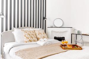 Postel nebo postele na pokoji v ubytování Eiffel Tower & Seine - 1BR - Paris Vacation Rentals