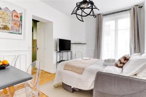 TV a/nebo společenská místnost v ubytování Eiffel Tower & Seine - 1BR - Paris Vacation Rentals