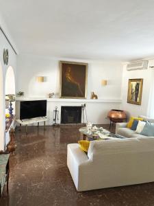 Una sala de estar con un sofá y una chimenea. en Casa rural Pinar de la Plata, en Arcos de la Frontera