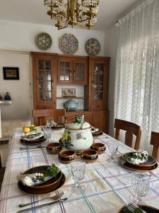una mesa de comedor con platos de comida. en Casa rural Pinar de la Plata, en Arcos de la Frontera