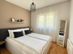 Postel nebo postele na pokoji v ubytování Merak - Two bedroom apartment- Free parking