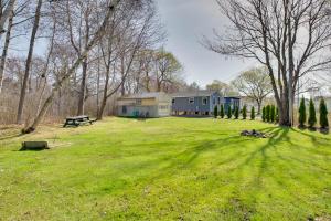 Zahrada ubytování Near Beach and Downtown York Cottage with Yard!