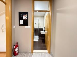 Koupelna v ubytování Merak - Two bedroom apartment- Free parking + 21 fotografií