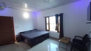 a small room with a bed and a window at Para Valley Home Stay in Bīr
