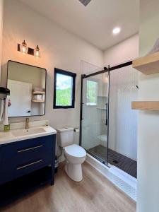 Ένα μπάνιο στο Perfect Perch at Three Suns Cabins