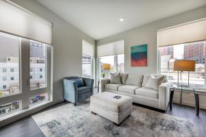 un soggiorno con un divano e una poltrona di Luxury Private Apt with Pool a White Plains