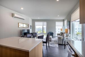 una cucina e un soggiorno con un divano e un tavolo di Luxury Private Apt with Pool a White Plains