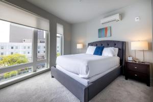 una camera con un grande letto e due finestre di Luxury Private Apt with Pool a White Plains