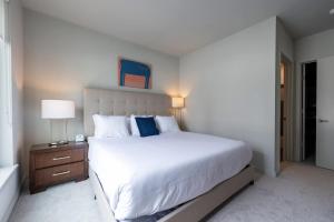 Letto o letti in una camera di Luxury Private Apt with Pool