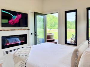 Ένα ή περισσότερα κρεβάτια σε δωμάτιο στο Perfect Perch at Three Suns Cabins