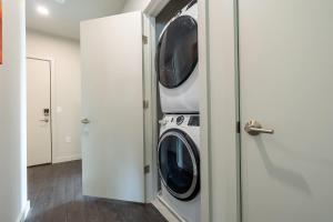 Foto dalla galleria di Luxury Private Apt with Pool a White Plains