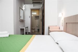 Cama ou camas em um quarto em Nikos Hotel