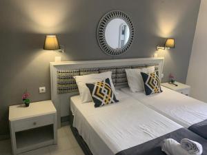 Postel nebo postele na pokoji v ubytování Alkyonides Boutique Hotel