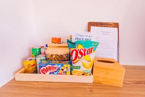 una scatola di cibo e snack su un tavolo di Skyline Phú Yên's Bungalow a Tuy An Altre 25 foto