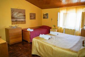 En eller flere senge i et værelse på Villa Batú