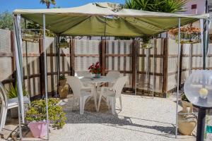 En terrasse eller udendørsområde på Villa Batú + 22 billeder