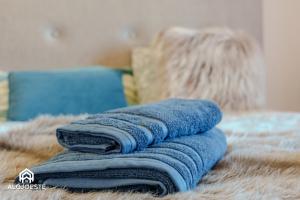 a pile of blue towels sitting on top of a rug at Nomad's Surf and Sunset Haven - Ocean View in Santa Cruz in Santa Cruz +36 photos