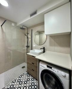 eine Küche mit einer Waschmaschine im Bad in der Unterkunft Home Mirador Castellvell in Castellvell
