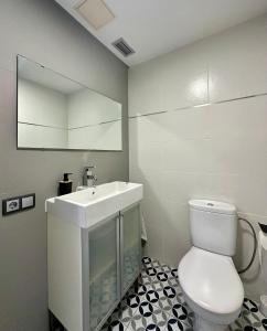 ein weißes Badezimmer mit Waschbecken und Toilette in der Unterkunft Home Mirador Castellvell in Castellvell
