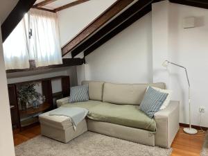 a living room with a couch and a lamp at Apartamento Santa Lucía in Santander