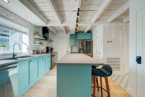 ブロモンにあるMaison ancestrale complètement rénovée 4 chambresのキッチン(青いキャビネット、カウンター、スツール付)