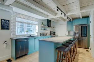 ブロモンにあるMaison ancestrale complètement rénovée 4 chambresのキッチン(青いキャビネット、カウンター、スツール付)