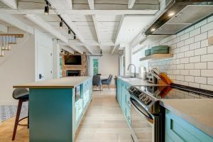 ブロモンにあるMaison ancestrale complètement rénovée 4 chambresの青いキャビネットとカウンタートップを備えたキッチン