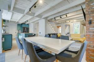 ブロモンにあるMaison ancestrale complètement rénovée 4 chambresのテーブルと椅子のあるキッチンとダイニングルーム +45枚の写真
