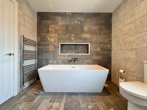 Ένα μπάνιο στο Modern Retreat in Mumbles - Disabled Access! +72 φωτογραφίες